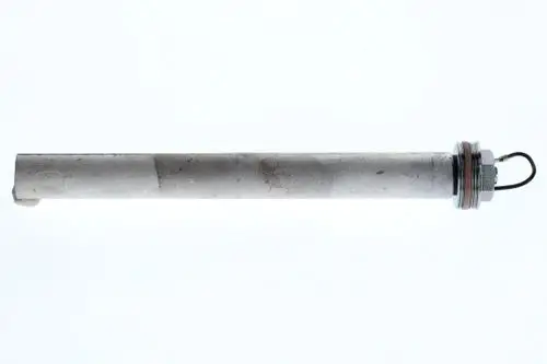 Lange, zylindrische Anode von Bosch mit einem metallischen Körper und einem Verbindungselement an einem Ende. Sie ist isoliert und hat einen grauen Farbanstrich.